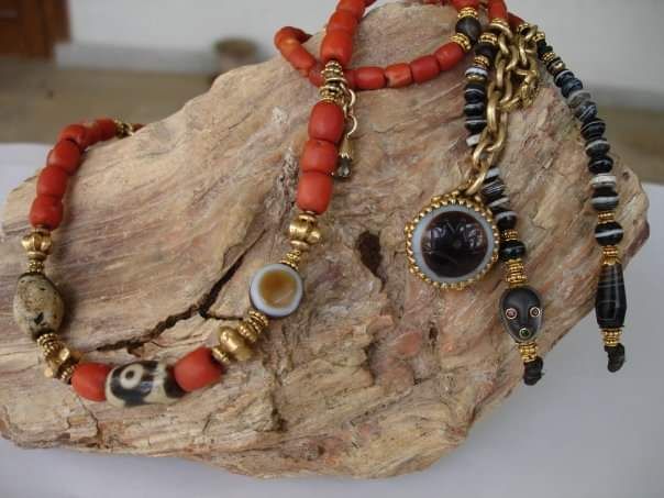 Sea & Stone — Antique coral · banded agate · gold