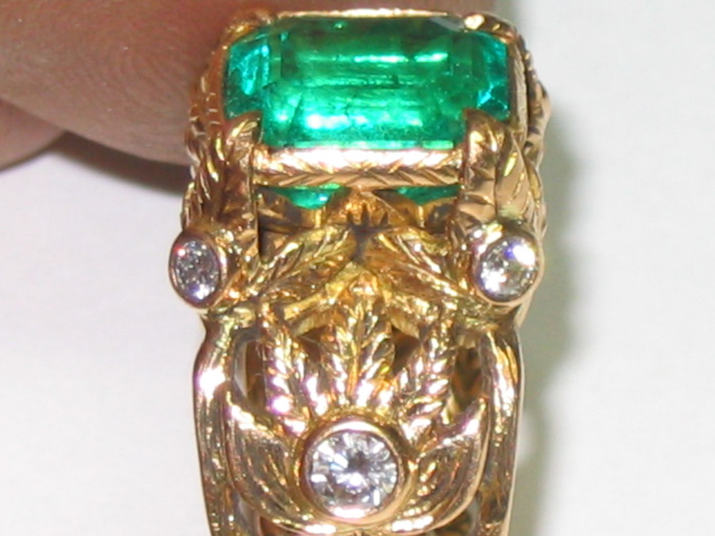 Emerald in Leaf — 18k gold · emerald · diamonds